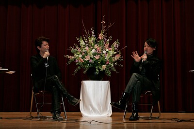 泉忠司（写真左）と河村隆一（右）のコラボ講義を前に、訪れた学生の表情も真剣そのものだった。