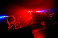 ライブでは新曲も披露した凛として時雨。恒例のMCコーナーでは、ピエール中野（Dr）がオーディエンスにXジャンプや下ネタコールを強要。満員の会場はその無謀なリクエストに熱心に応え、会場を盛り上げた。