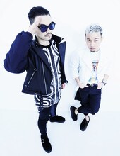 DEXPISTOLS初のシングル「FIRE feat. Zeebra」はフェスシーズンにぴったりなサマーアンセム。彼らは「FUJI ROCK FESTIVAL '10」7月31日のTRIBAL CIRCUSに出演し、ROC TRAX CREWとのライブセットを初披露する。