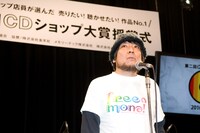 CDショップ大賞実行委員長を務めた下北沢mona recordsの行達也店長。この日はmona recordsのTシャツを着てこようと探したものの見つからず、「TV Bros.」定期購読キャンペーンプレゼントの山本モナTシャツで来場したとのこと。