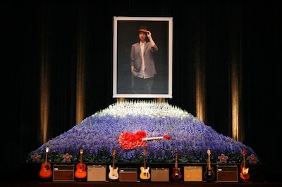 ステージ上には富士山とテレキャスターをデザインした花をバックに、志村本人が生前愛用していた7本のギターと6台のアンプが並べられた。