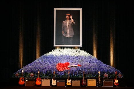 ステージ上には富士山とテレキャスターをデザインした花をバックに、志村本人が生前愛用していた7本のギターと6台のアンプが並べられた。