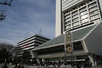 本日の東京は予想最高気温18℃の暖かい天候。春のような陽気の中、会場周辺は抜けるような快晴に恵まれた。
