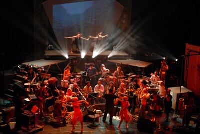 会場となる日本平ホテル野外庭園は、静岡・清水一帯と駿河湾を眼下に見渡し、正面間近に富士山、遠くに伊豆半島を見渡す360度のパノラマが自慢（写真は渋さ知らズ）。