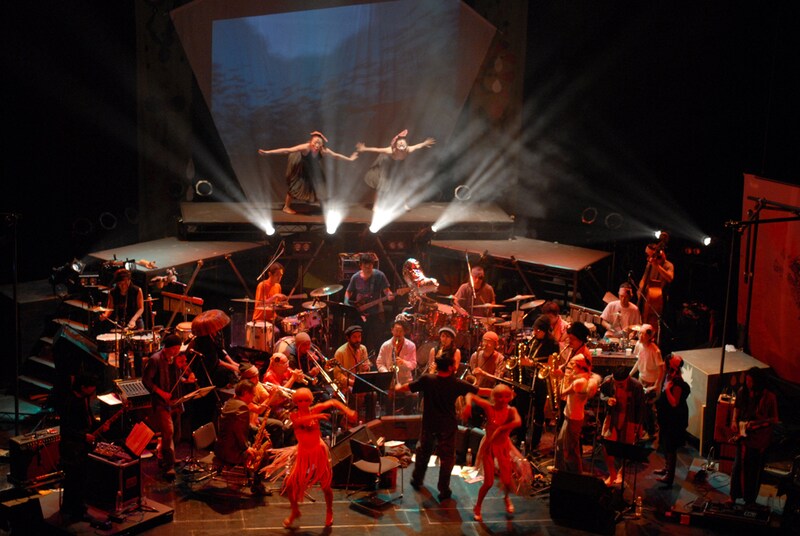 会場となる日本平ホテル野外庭園は、静岡・清水一帯と駿河湾を眼下に見渡し、正面間近に富士山、遠くに伊豆半島を見渡す360度のパノラマが自慢（写真は渋さ知らズ）。