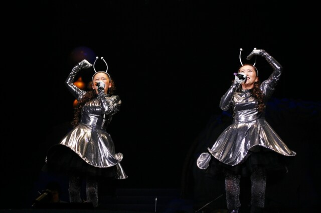 きらびやかな衣装で登場したシュークリームシュは「2人合わせて54歳」らしい軽快なダンスで会場を魅了した。