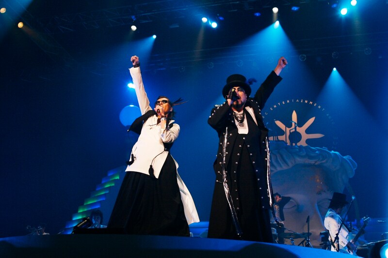 写真は今年1月の横浜アリーナ追加公演の模様。追加公演ではボーナスショータイムを含む全20曲が披露された。