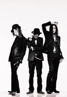 シックなスーツを個性的に着こなすHAKUEI、TWIGY、RUKAの3人。