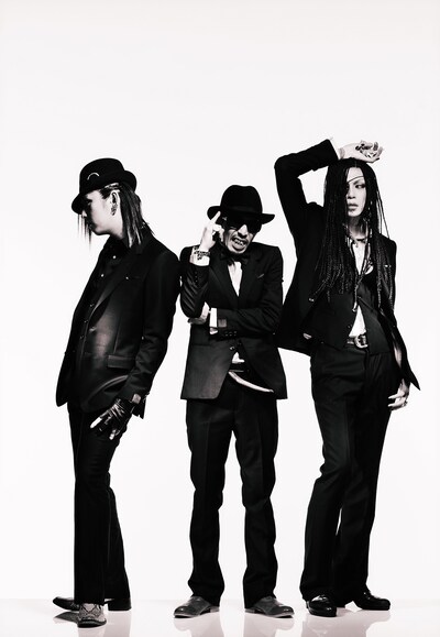 シックなスーツを個性的に着こなすHAKUEI、TWIGY、RUKAの3人。