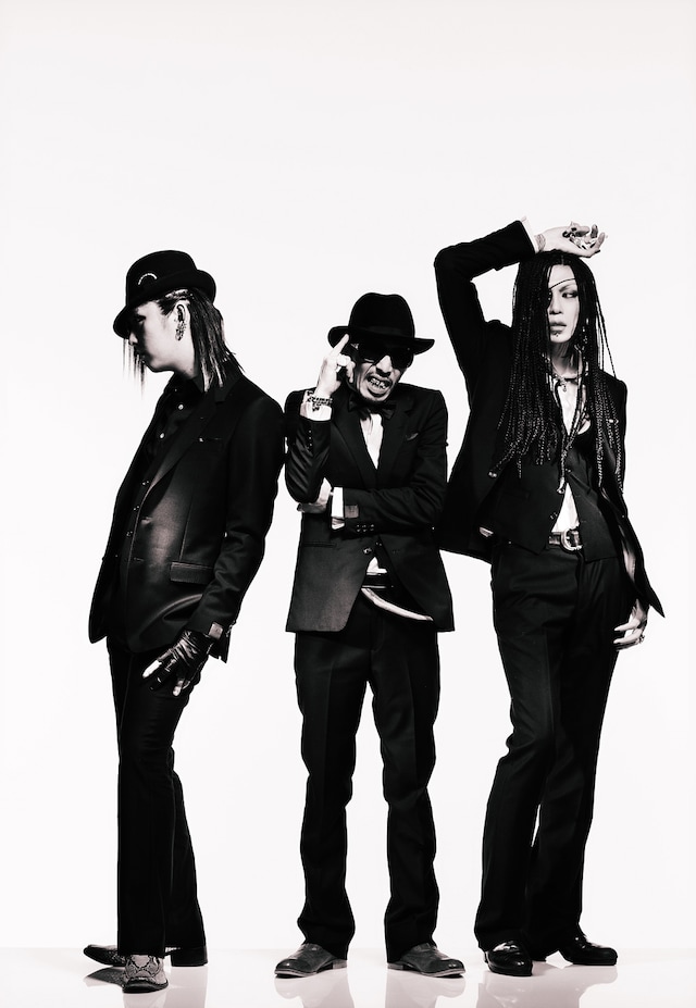 シックなスーツを個性的に着こなすHAKUEI、TWIGY、RUKAの3人。