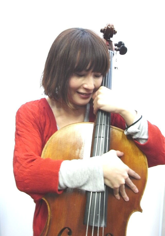 チェロを始めた当初から愛用していた楽器が手元に戻ってきたYukko。「奇跡が起こった！」と喜び、ケースからチェロを取り出すときつく抱きしめた。