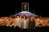 山内総一郎、金澤ダイスケ、加藤慎一。参列者からの花束を前に。