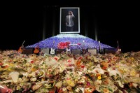 全国から訪れたファン約1万5000人が、故人への思いを花に託した。