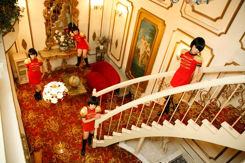 現代とは思えない異空間に迷い込んだキノコホテルの4人。ちなみに撮影当日は、古いホテルだけに埃が舞うことが多々あり、ハウスダストに弱いメンバーは大いに悩まされたという。