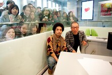 久しぶりの会話を楽しんだ久保田利伸と小林克也。久保田が公開生番組に出演したのは約2年半ぶり。