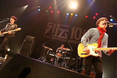 SISTER JETは2月3日にライブでも披露された「MR.LONELY」をタワーレコード限定でリリース。4月3日には東京・渋谷CLUB QUATTROにてワンマンライブを行う。