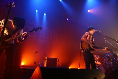 40分の演奏時間内に全10曲を演奏し、MCまで披露したandymori。「CITY LIGHTS」の前には「列伝ツアーが始まったのが今月の8日で、そこから赤坂を目指して飛んできたという曲をやります」と語った。