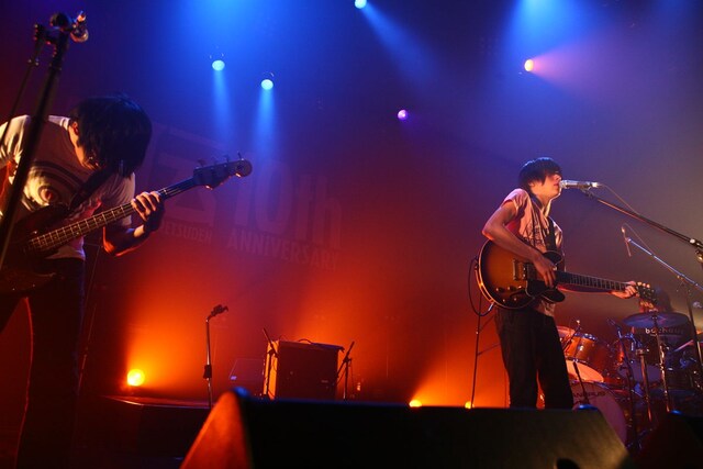 40分の演奏時間内に全10曲を演奏し、MCまで披露したandymori。「CITY LIGHTS」の前には「列伝ツアーが始まったのが今月の8日で、そこから赤坂を目指して飛んできたという曲をやります」と語った。