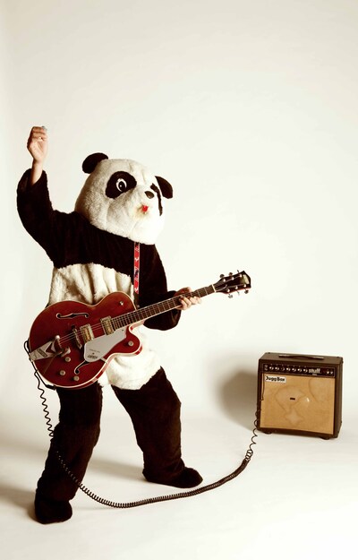 パンダの着ぐるみで心にしみる歌を届けるギターパンダ。「FUJI ROCK FESTIVAL」にも毎年出演している。