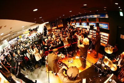 メジャーデビュー前は連日渋谷でストリートライブを開催していたPE'Z。ホームとも言える場所でのパフォーマンスで、現場に居合わせた買い物客をも魅了した。