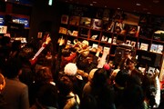 事前アナウンスなしのゲリラライブに店内は一時騒然とした状態に。