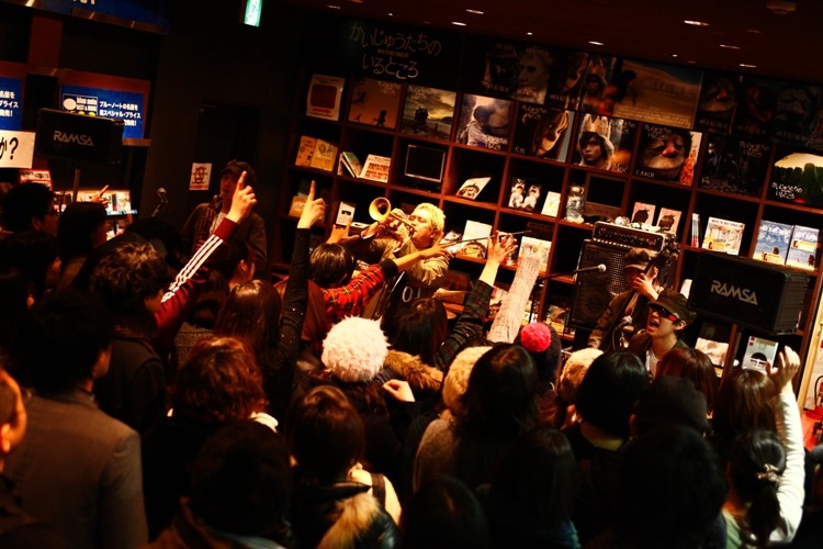 事前アナウンスなしのゲリラライブに店内は一時騒然とした状態に。