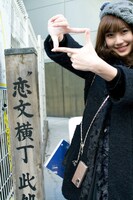 今から60年前、東京近郊に駐留するアメリカ人兵士に日本人女性が英文の手紙を送るのを手伝う代筆業者が、闇市の並んでいた現在の渋谷109付近に存在した。その様子を書いた丹羽文雄の小説「恋文」は後に映画化され、その店のあった通りが「恋文横丁」と呼ばれるようになった。