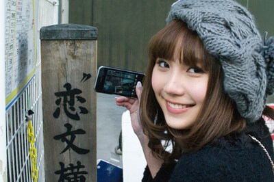 ロマンティックな街の名残りにうっとりした表情を浮かべるSweet VacationのボーカルMay。