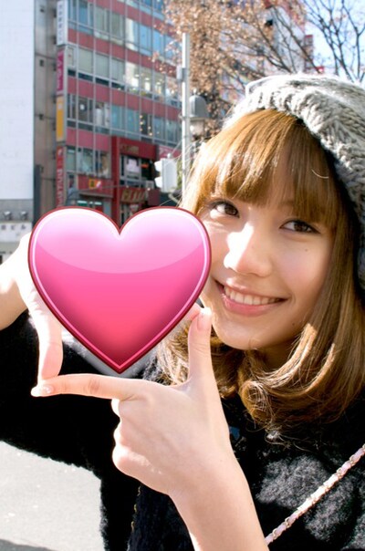 ウキウキ気分で渋谷の街を闊歩するMay。