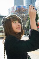 「セカイカメラ」越しに世界を覗くMay。