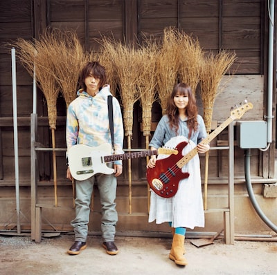 酒井由里絵（写真右/Vo,B）と重松謙太（写真左/G）は、ともに1987年生まれの22歳。