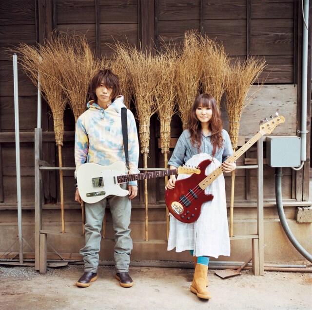 酒井由里絵（写真右/Vo,B）と重松謙太（写真左/G）は、ともに1987年生まれの22歳。