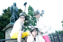 □□□は4月1日に東京・渋谷CLUB QUATTROでワンマンライブ「□□□02 演奏撮影会」を開催。翌2日に初の映像作品となるDVD「クチロロのワンダーランド 2」をリリースする。