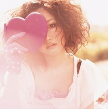 新曲「LUCKY☆STAR」について「自分自身がライブの際などに思うことが、もしも選手の方々と通じていれば、こんな気持ちになるんじゃないかな？と考えながら制作しました」と語っている大塚愛。着うたは現在主要サイトにて配信中。