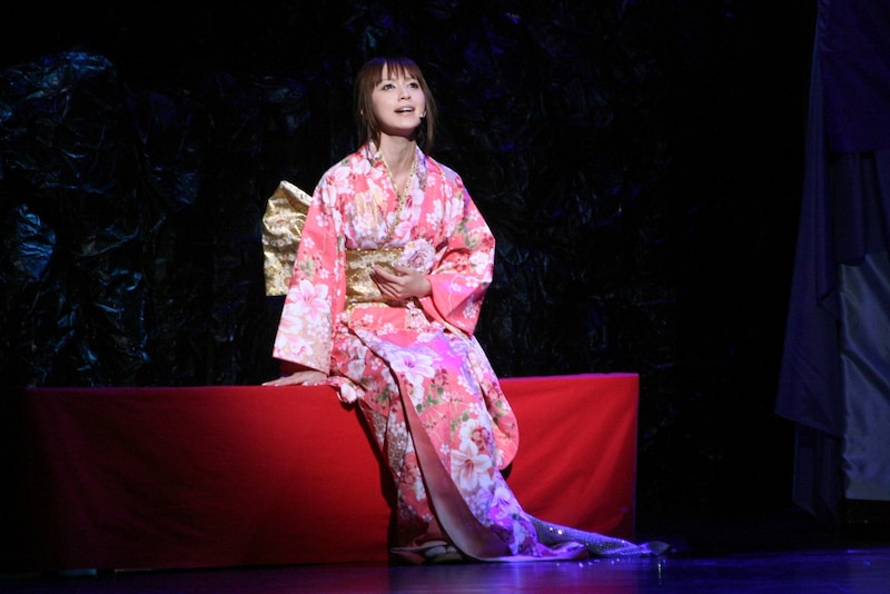 鈴木亜美は現在、ロックミュージカル「King of the Blue」に出演中。鬼族の長・蒼龍を演じ、迫力ある演技で観客の目を釘付けにしている。