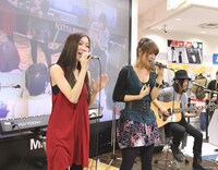 タイナカ（写真左）は、「2010年は年女！より自分らしく歩めるようにしたいと思う」と今年の抱負を語った。