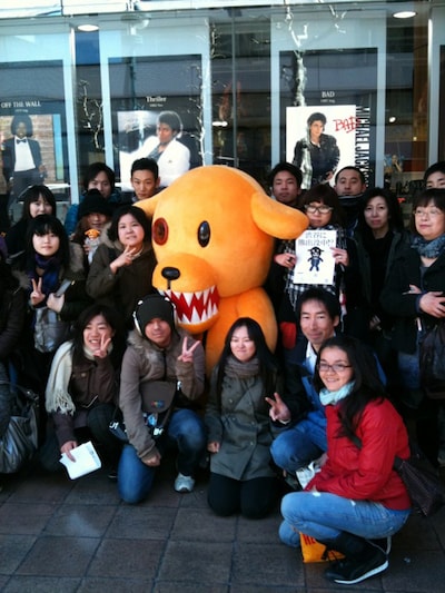 ファンのみんなと記念撮影をするバスター君。