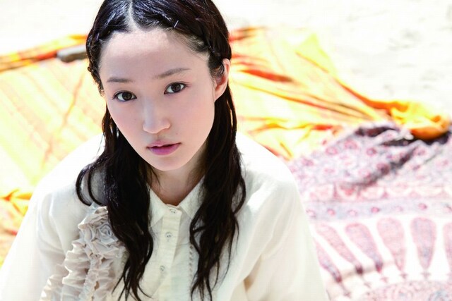 安藤裕子の楽曲を普段のライブとは違う形で楽しめると評判のアコースティックツアー。ツアーの舞台裏の様子は、オフィシャルサイトの安藤の日記やマネージャー日記で紹介されている。