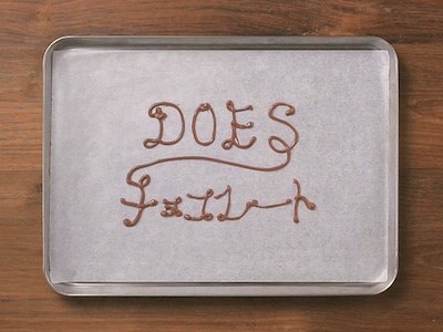 ビデオクリップはパティシエを迎えて制作された本格的な内容（写真はビデオクリップからのヒトコマ）。