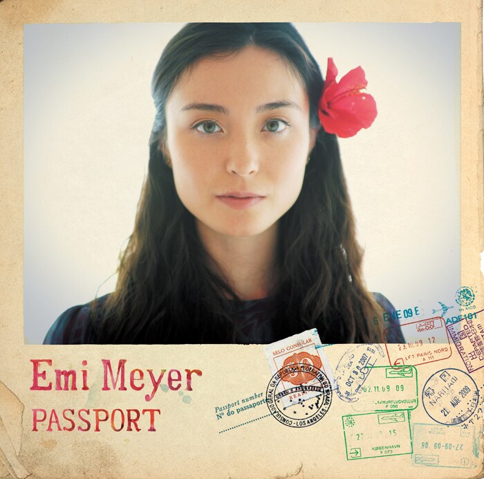 3月3日に発売されるアルバム「PASSPORT」のジャケット写真。