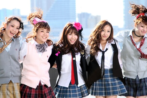 「Love ♡ Wars」は「私たちぐらいの女の子が共感できる歌詞だと思います。“恋の戦い”をエンジョイしている女子高生、みたいな」（河西）、「『仮面ライダーW』の戦いと恋の戦いをかけているのかな、という曲です」（板野）とのこと。リリースを楽しみにしておこう。