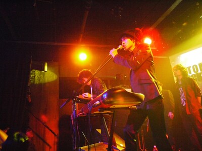 中塚は「岡本さんとはアラキさんを通じて知り合ったんですが、すっかり意気投合して3人で飲み仲間になりました。で、3人で『誰かが肝臓を壊さないうちに何か作ろう！』ってことになって……」とコラボレートに至る経緯を語った。