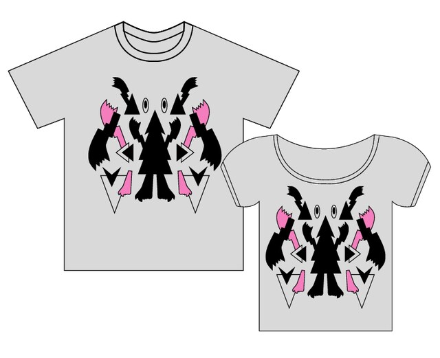 写真は2カ月連続CDリリースを記念して制作された、ファッションブランドgalaxxxyとのコラボTシャツ。同ブランドがSaori@destinyの書いた歌詞をもとに「孤独（Lonely）な民族（Ethnic）」というテーマを決め、実在する民族・カイアポー族をモチーフにデザインした。