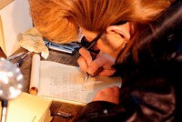 歌詞カードを手書きする綾小路。イベント前の取材では「あと1枚残ってるんです！まだ126枚しか書けてません」と暴露していた。