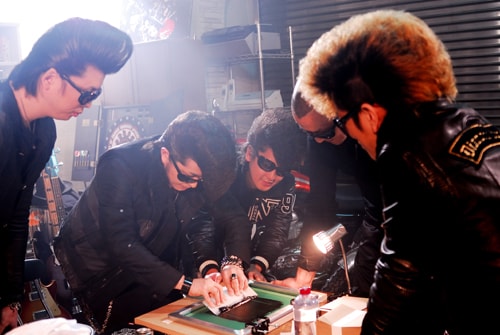 メンバー全員によるCDジャケットの制作風景。