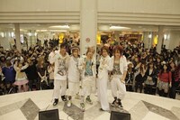 SuGは3月9日に早くもメジャー1stアルバム「TOKYO MUZiCAL HOTEL」をリリース。4月中旬からはアルバムツアーを開催する。