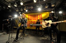 「From Dusk Till Dawn」のアコースティックバージョンを披露するabingdon boys school。