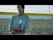 写真はテレビCMのワンシーン。アクエリアスを手に「裸の太陽」を口ずさむ浅尾美和選手。