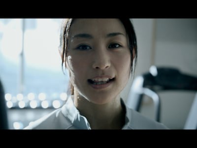 写真はテレビCMのワンシーン。ジムで「裸の太陽」を口ずさむ上村愛子選手。