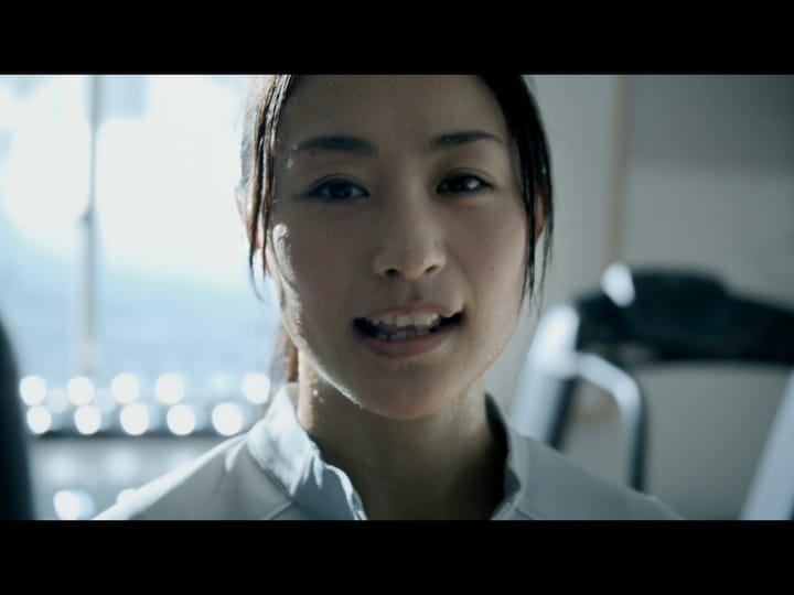写真はテレビCMのワンシーン。ジムで「裸の太陽」を口ずさむ上村愛子選手。
